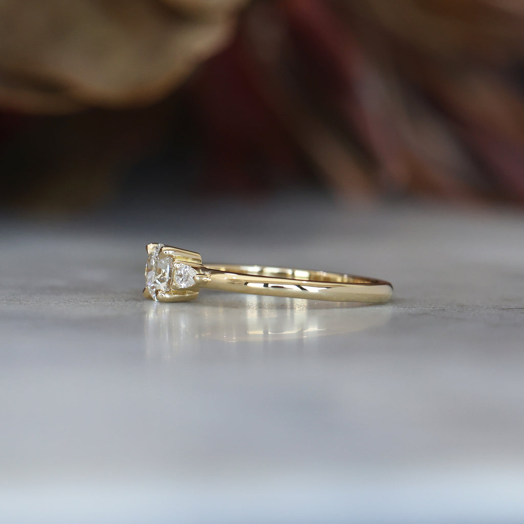 PICCOLO TRILOGY / 0.51ct ROUND DIAMOND RING