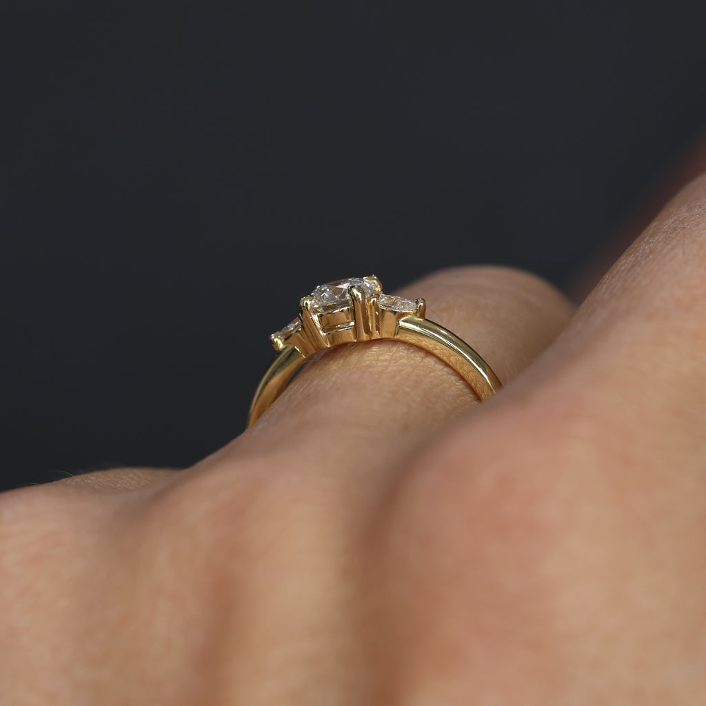 PICCOLO TRILOGY / 0.51ct ROUND DIAMOND RING