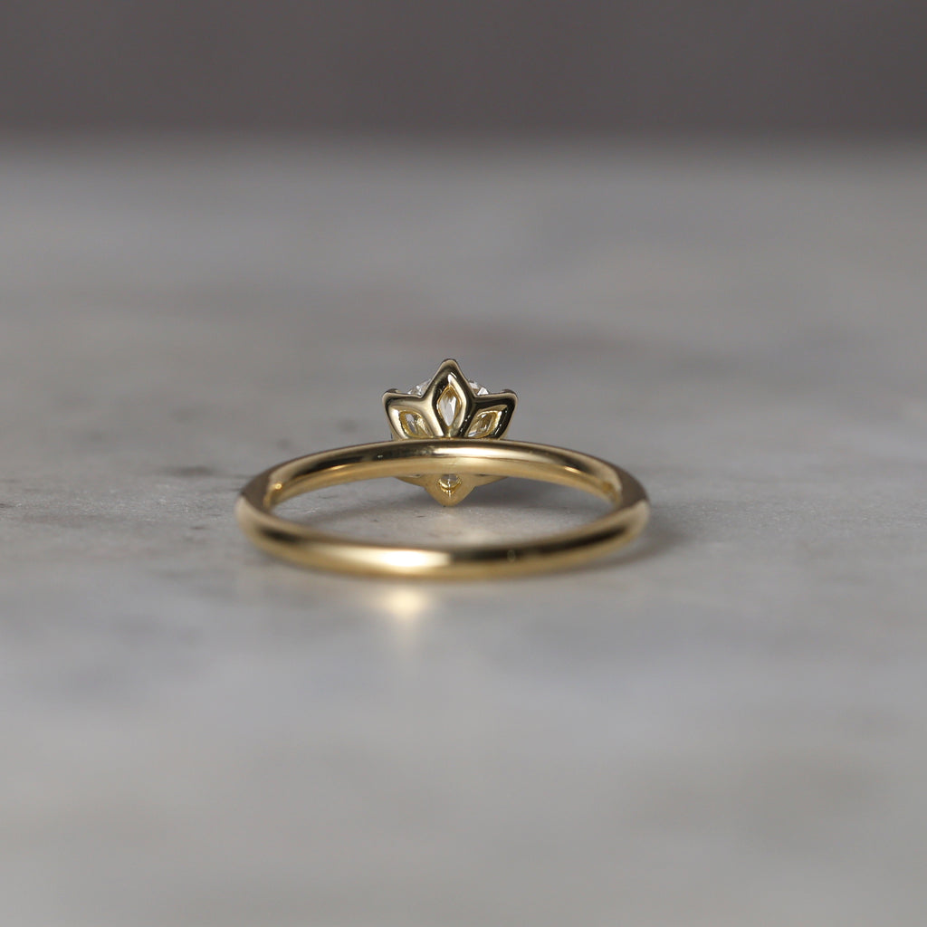 WHITE DIAMOND / LOTUS SOLITAIRE