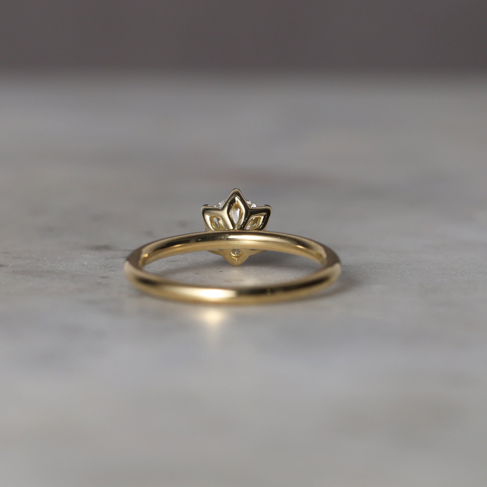 WHITE DIAMOND / LOTUS SOLITAIRE