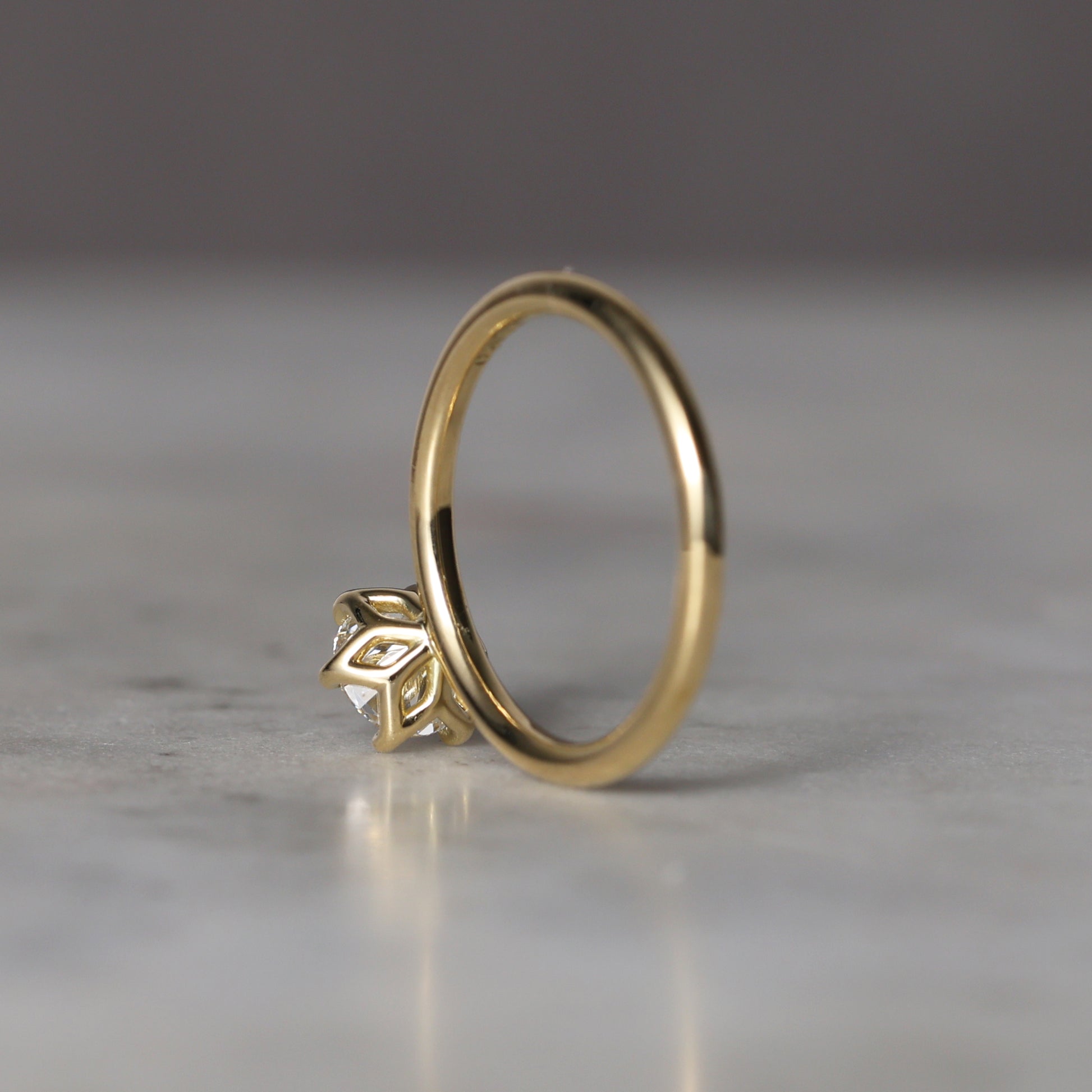 WHITE DIAMOND / LOTUS SOLITAIRE