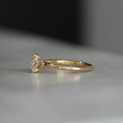 OVAL CUT / LAB DIAMOND SOLITAIRE