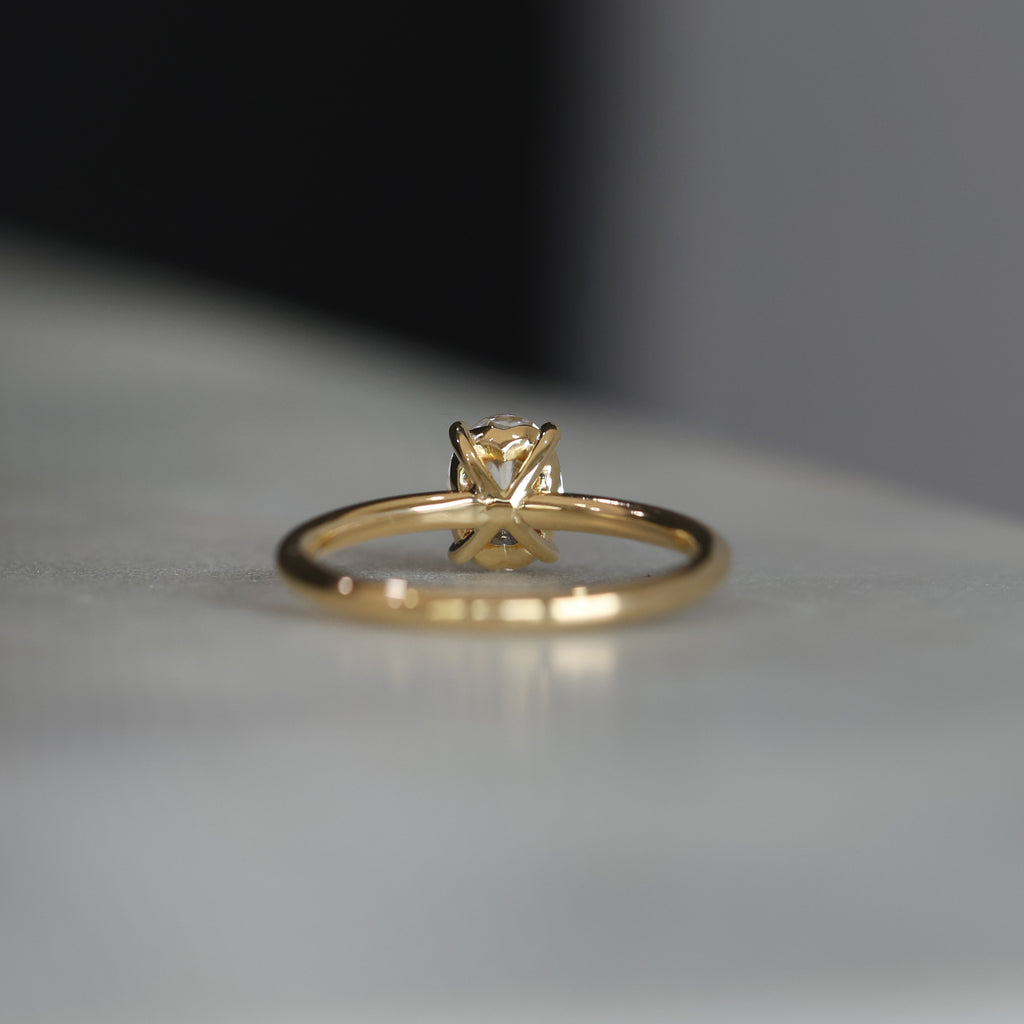 OVAL CUT / LAB DIAMOND SOLITAIRE