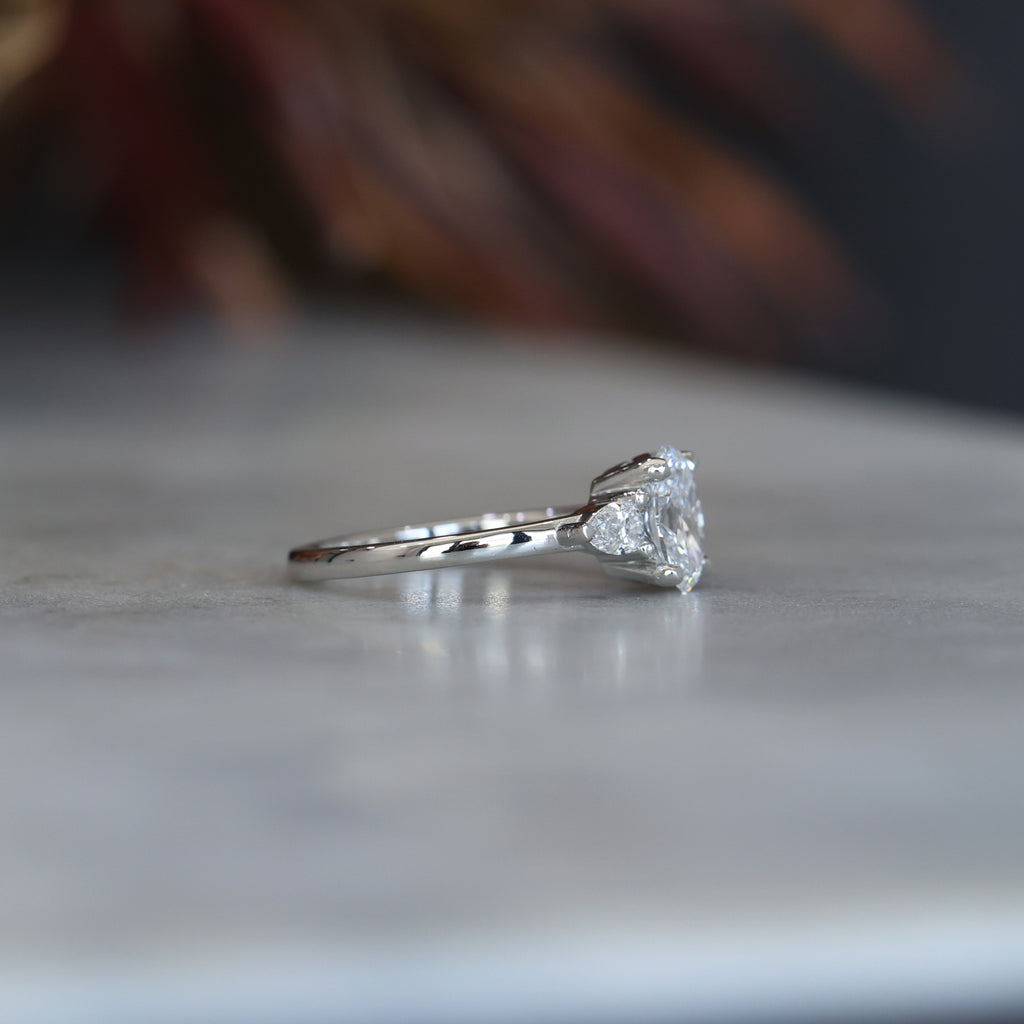 MAY TRILOGY / 0.89ct OVAL CUT LAB DIAMOND RING