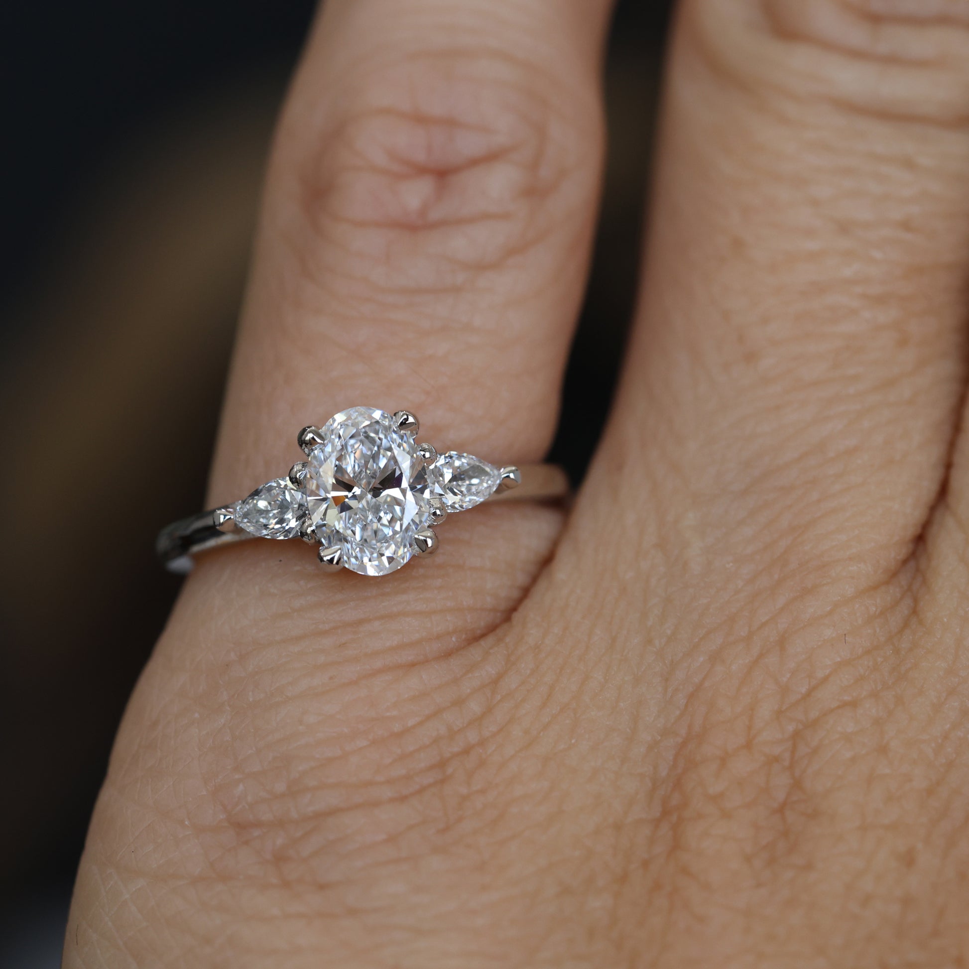 MAY TRILOGY / 0.89ct OVAL CUT LAB DIAMOND RING