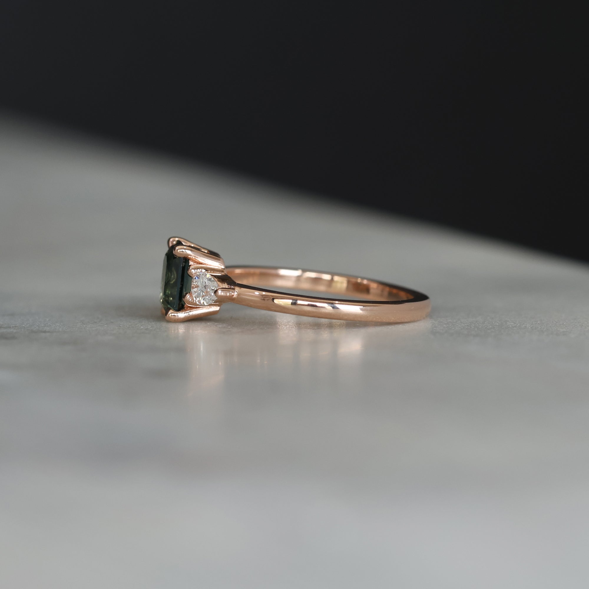 EMERALD CUT PARTI SAPPHIRE / TRILOGY RING