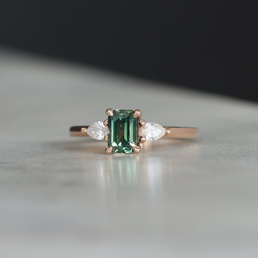 EMERALD CUT PARTI SAPPHIRE / TRILOGY RING