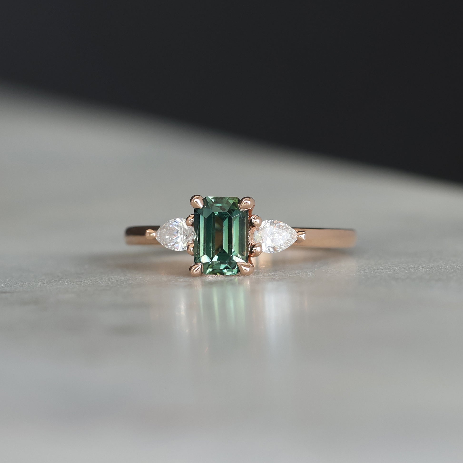 EMERALD CUT PARTI SAPPHIRE / TRILOGY RING