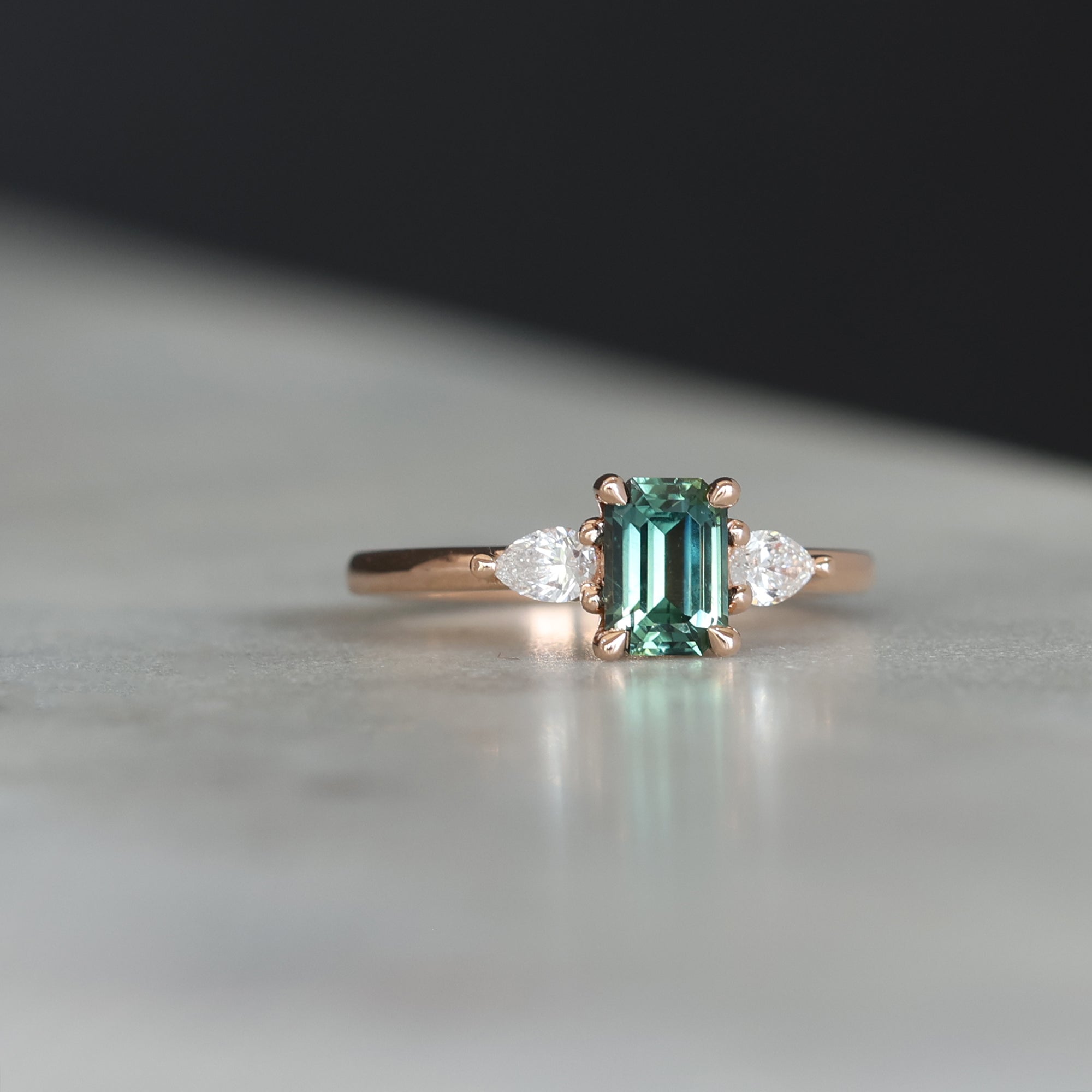 EMERALD CUT PARTI SAPPHIRE / TRILOGY RING