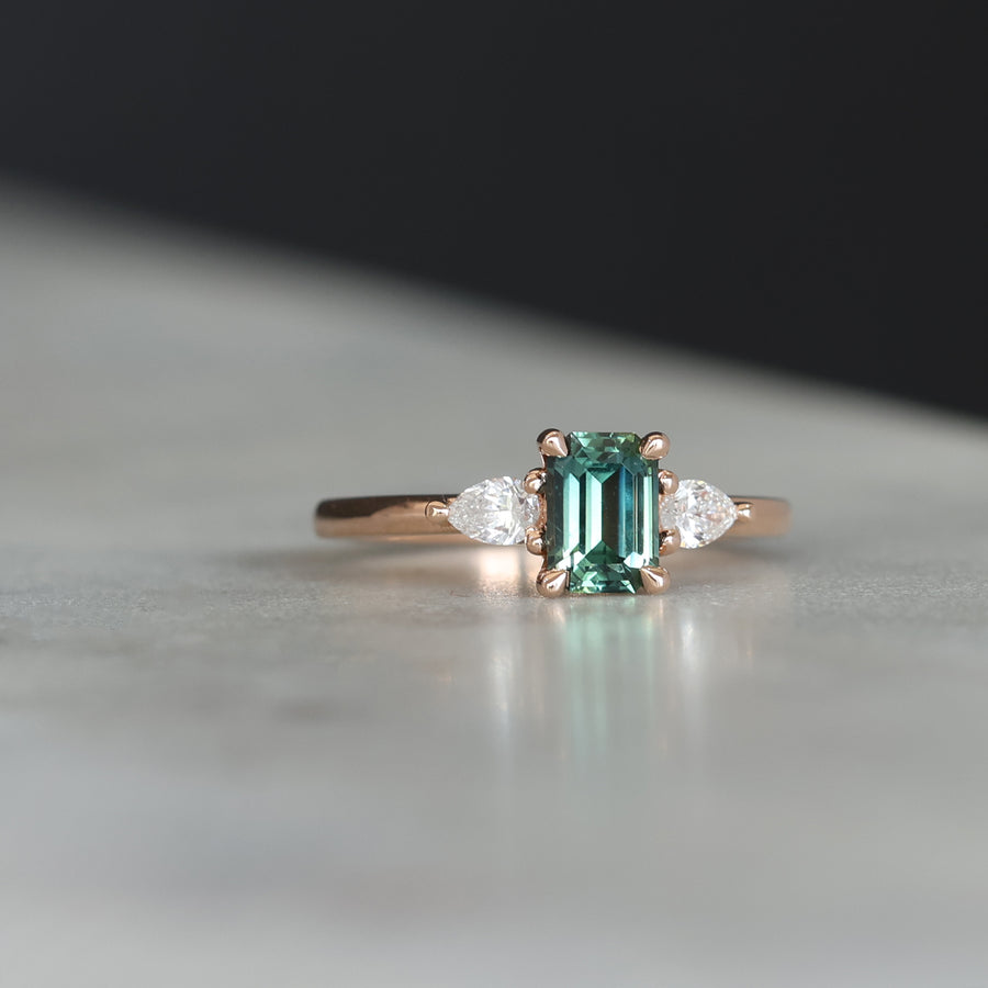 EMERALD CUT PARTI SAPPHIRE / TRILOGY RING