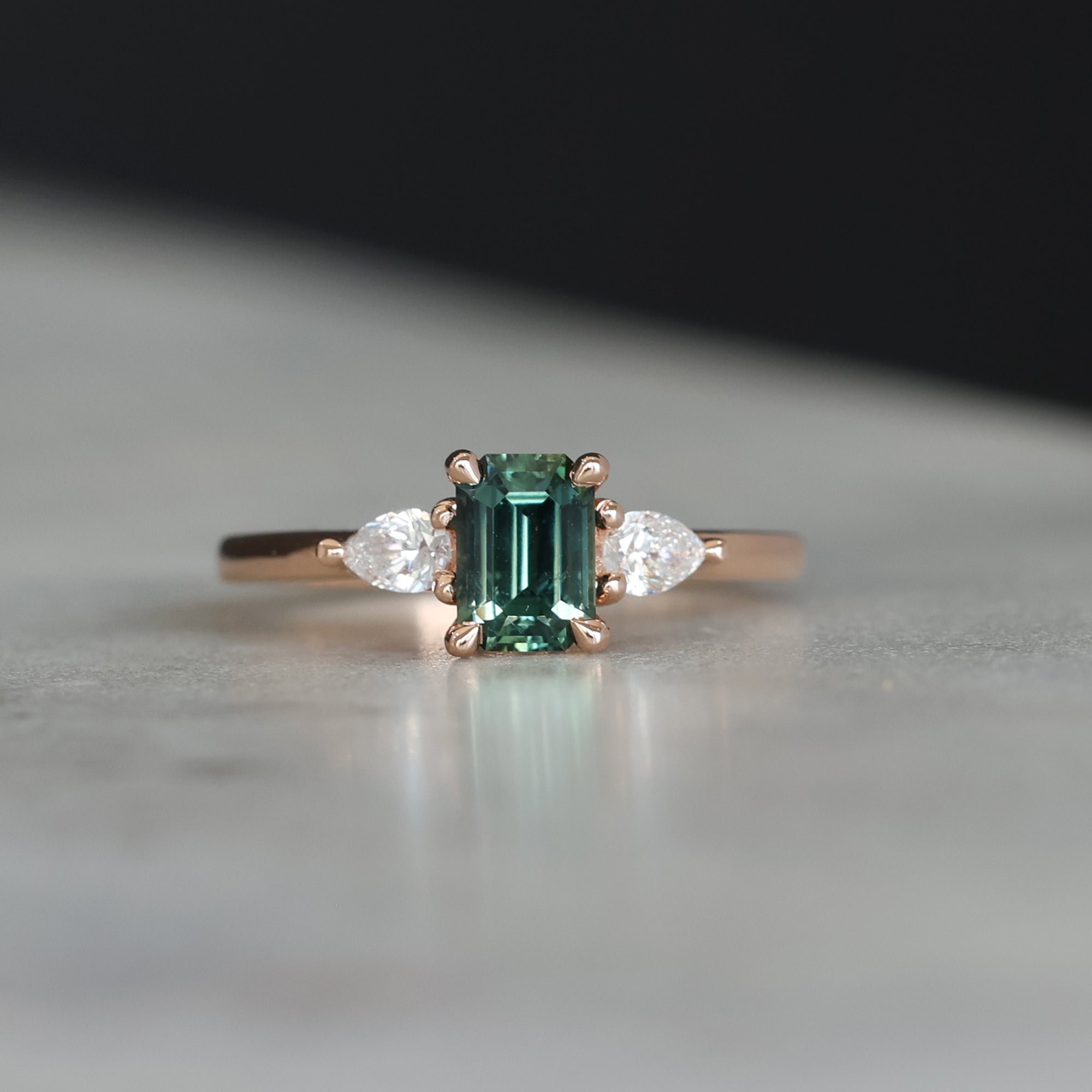 EMERALD CUT PARTI SAPPHIRE / TRILOGY RING