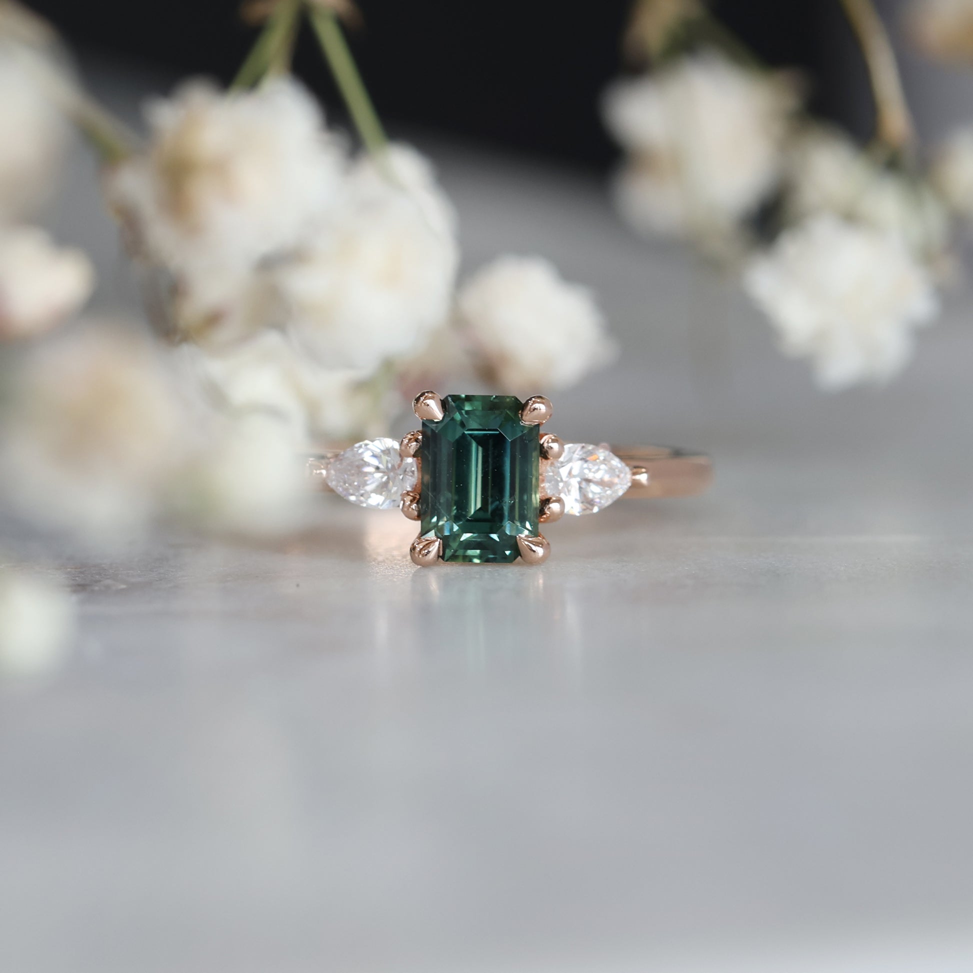 EMERALD CUT PARTI SAPPHIRE / TRILOGY RING