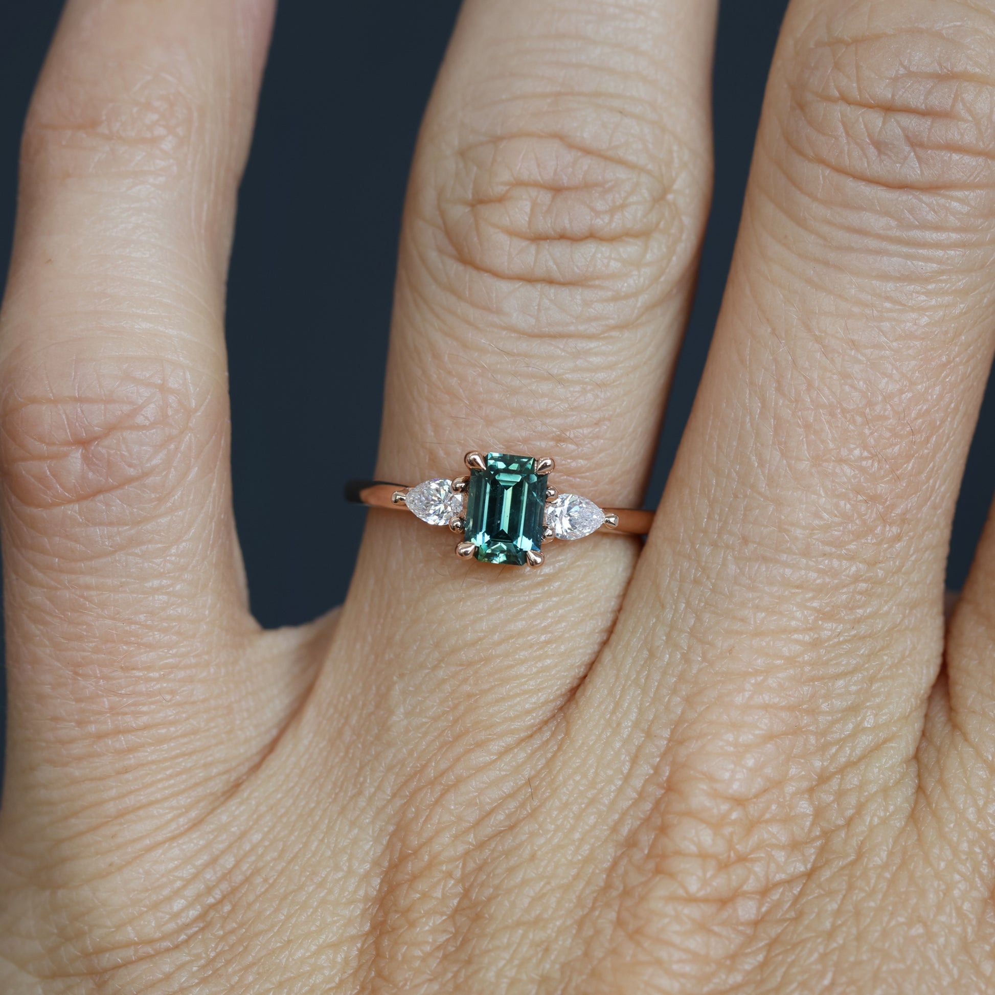 EMERALD CUT PARTI SAPPHIRE / TRILOGY RING