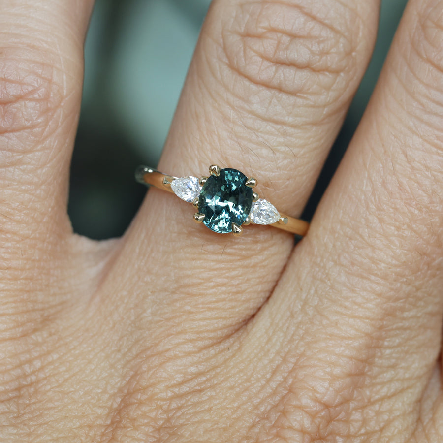 OVAL MADAGASCAN SAPPHIRE / TRILOGY