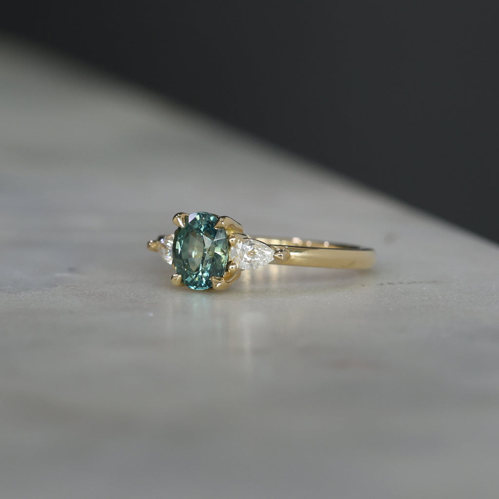 OVAL MADAGASCAN SAPPHIRE / TRILOGY