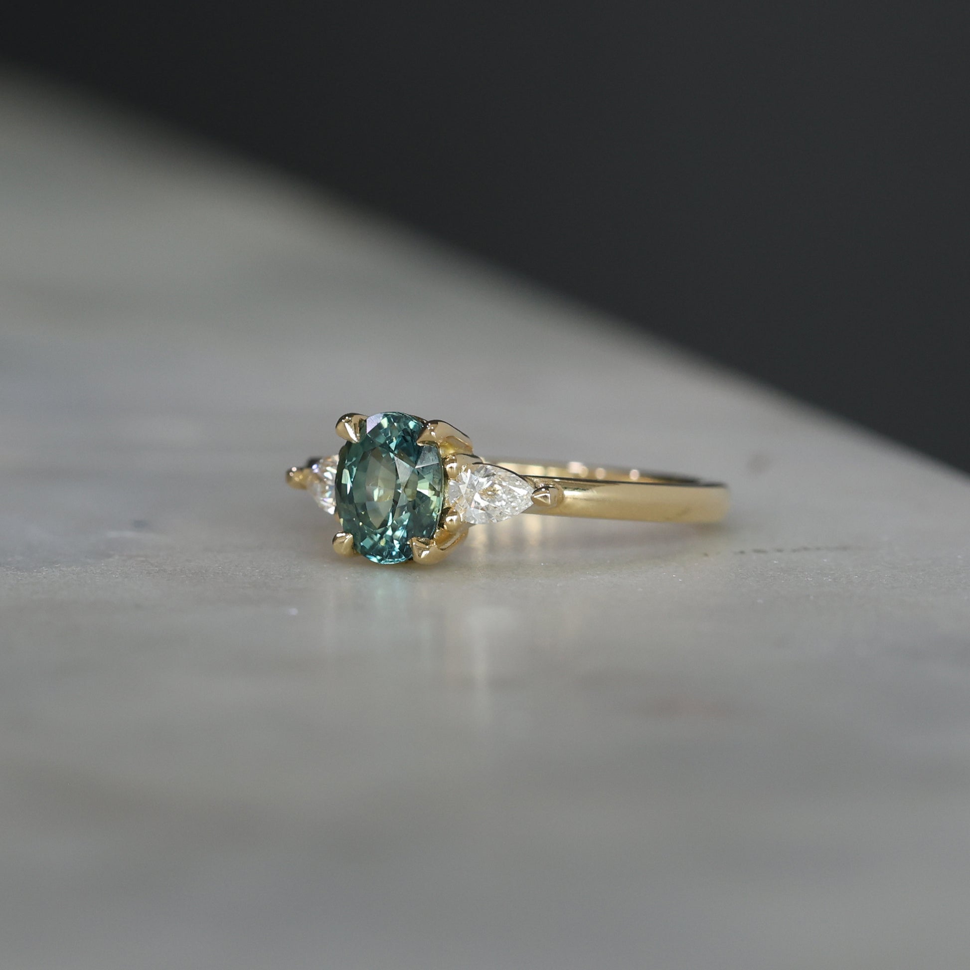 OVAL MADAGASCAN SAPPHIRE / TRILOGY