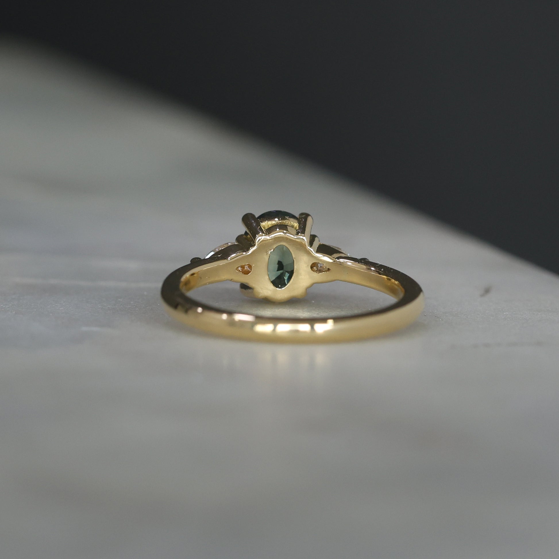 OVAL MADAGASCAN SAPPHIRE / TRILOGY