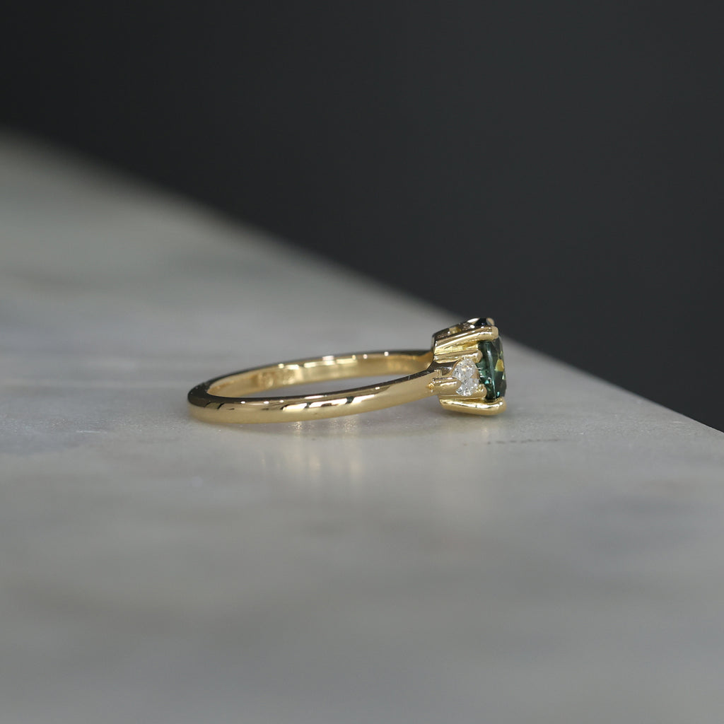 OVAL MADAGASCAN SAPPHIRE / TRILOGY