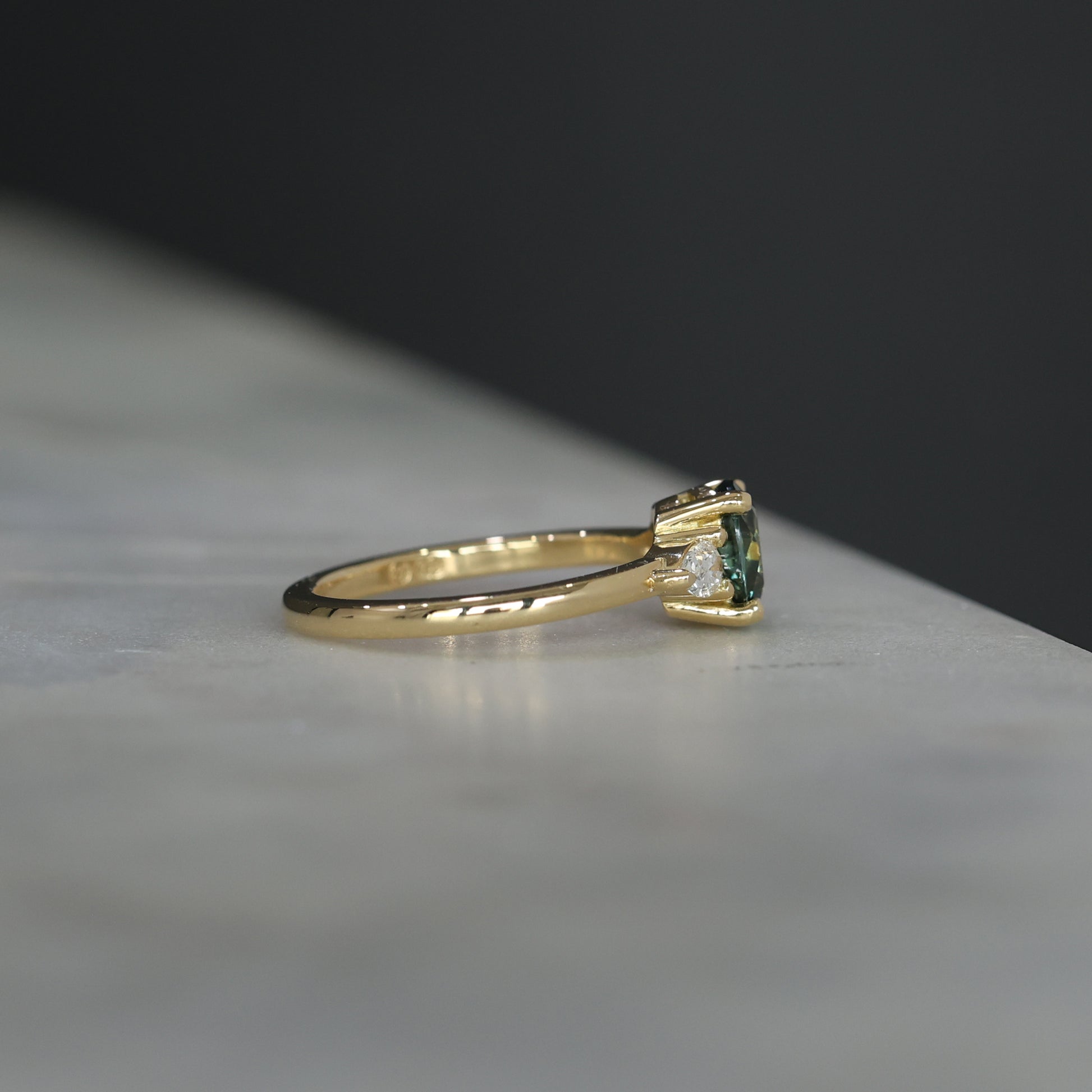OVAL MADAGASCAN SAPPHIRE / TRILOGY