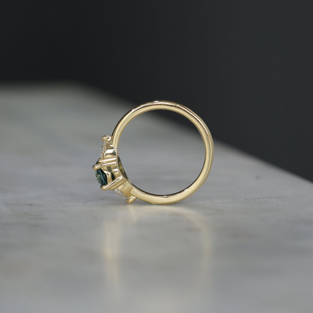 OVAL MADAGASCAN SAPPHIRE / TRILOGY