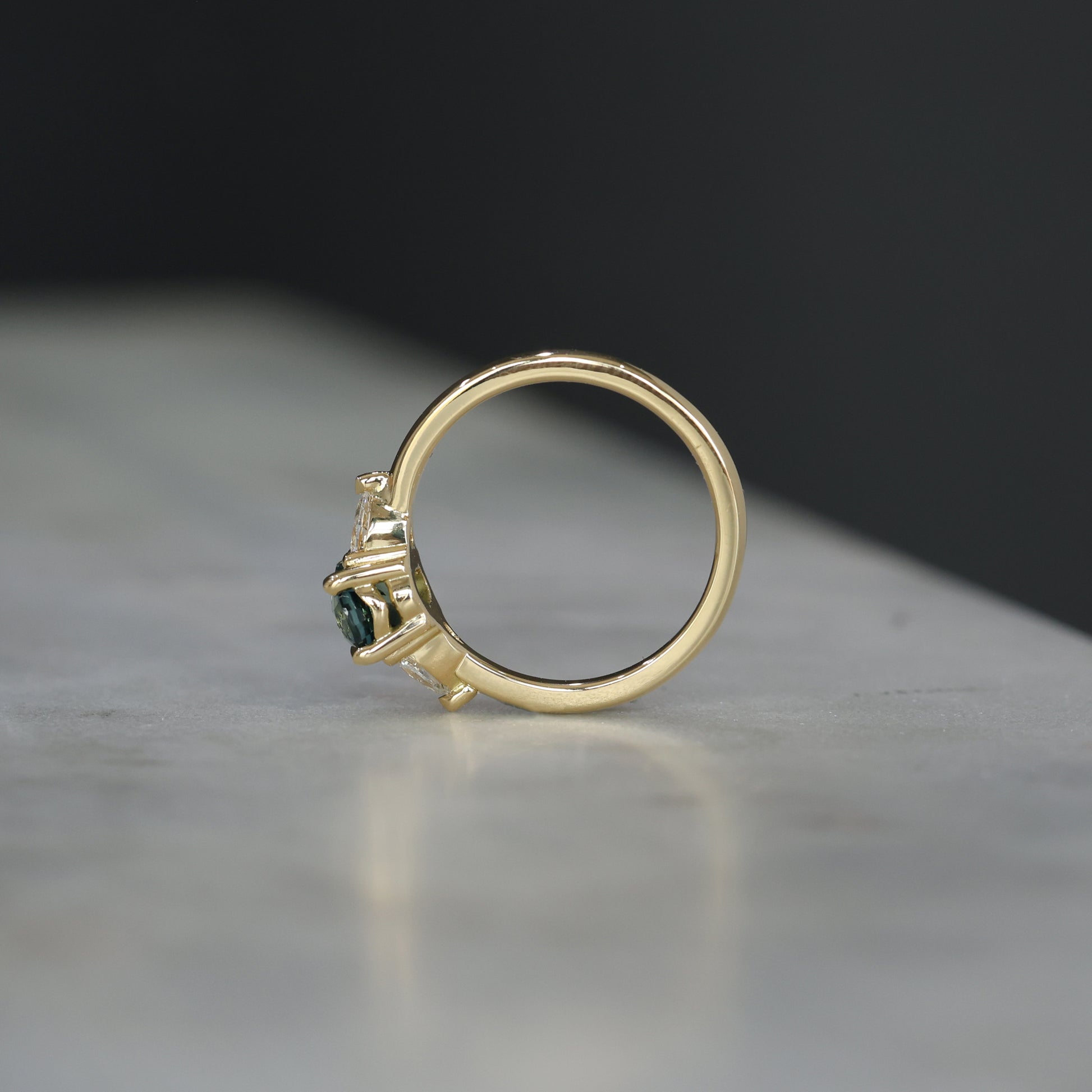 OVAL MADAGASCAN SAPPHIRE / TRILOGY