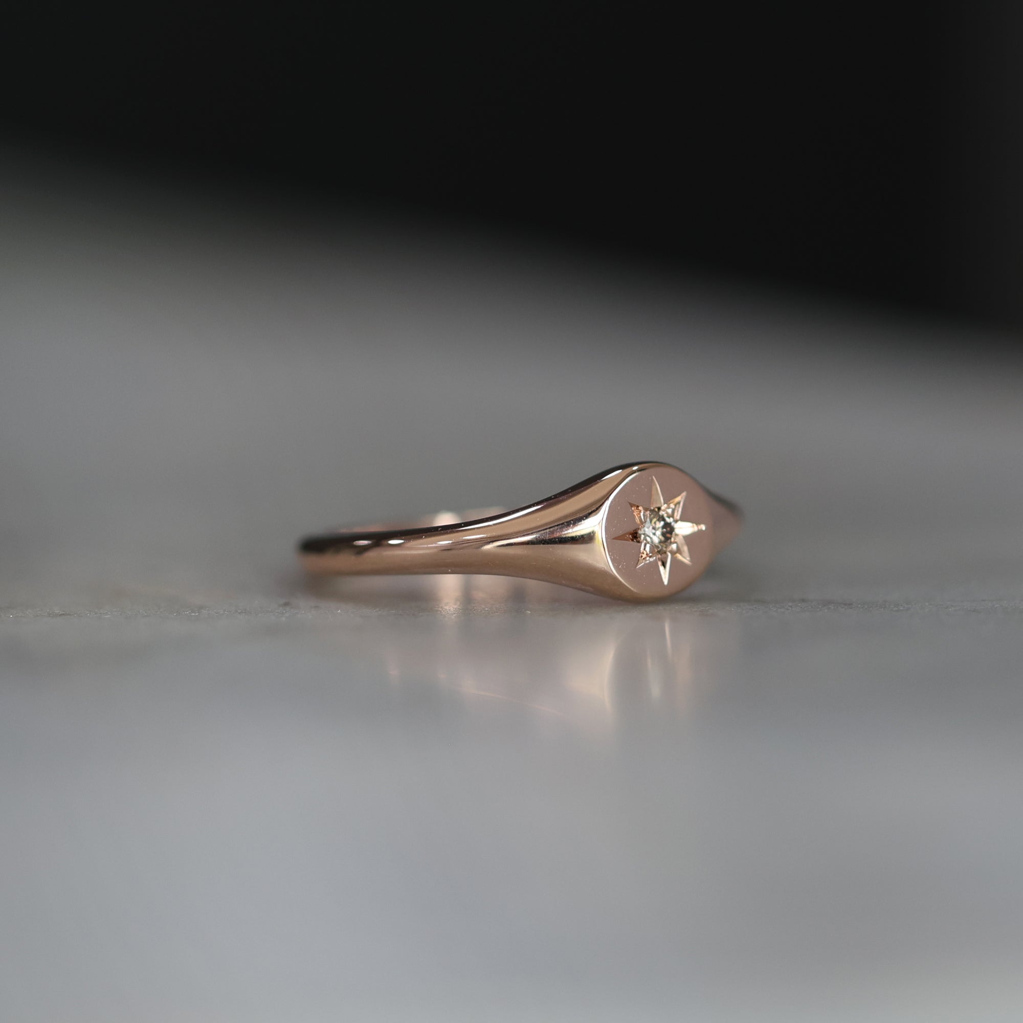 ROUND STAR SET / DIAMOND SIGNET