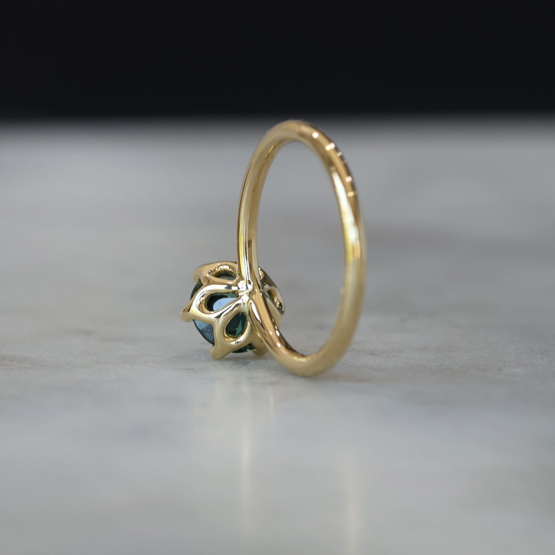 ROUND PARTI SAPPHIRE / LOTUS RING