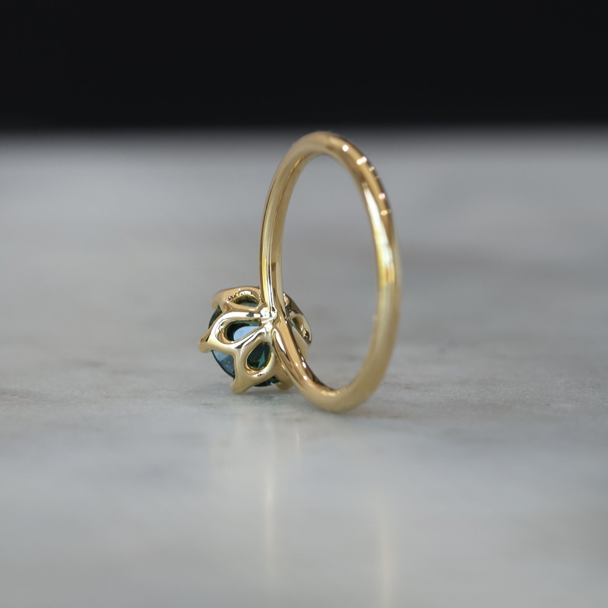 ROUND PARTI SAPPHIRE / LOTUS RING