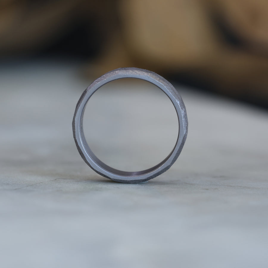 TANTALUM BEVELLED EDGE / TEXTURED WEDDING BAND