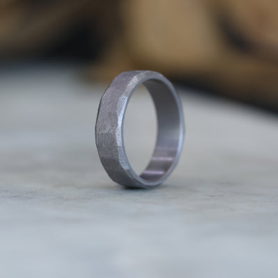 TANTALUM BEVELLED EDGE / TEXTURED WEDDING BAND