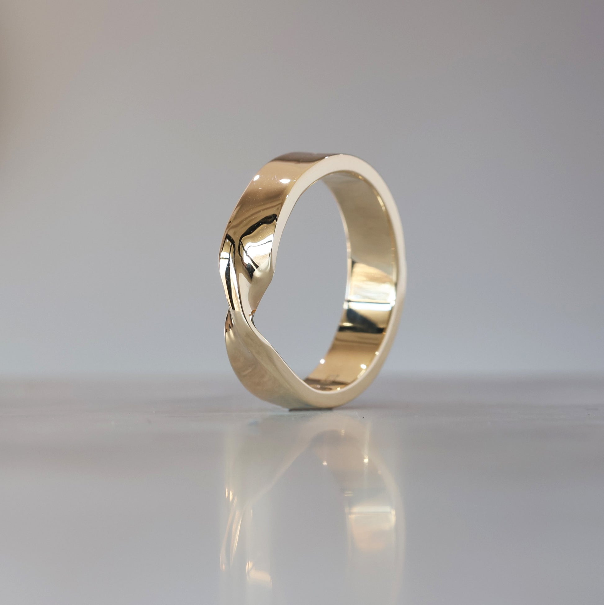 MOBIUS TWIST / WEDDING BAND