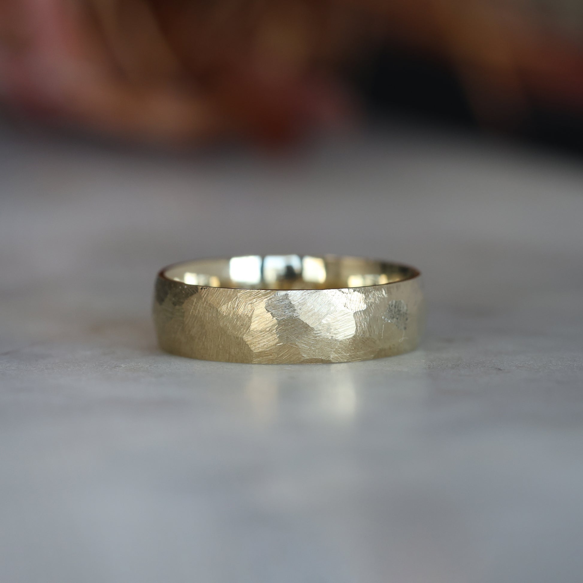 SIGNATURE TEXTURED WEDDING BAND / HALF ROUND