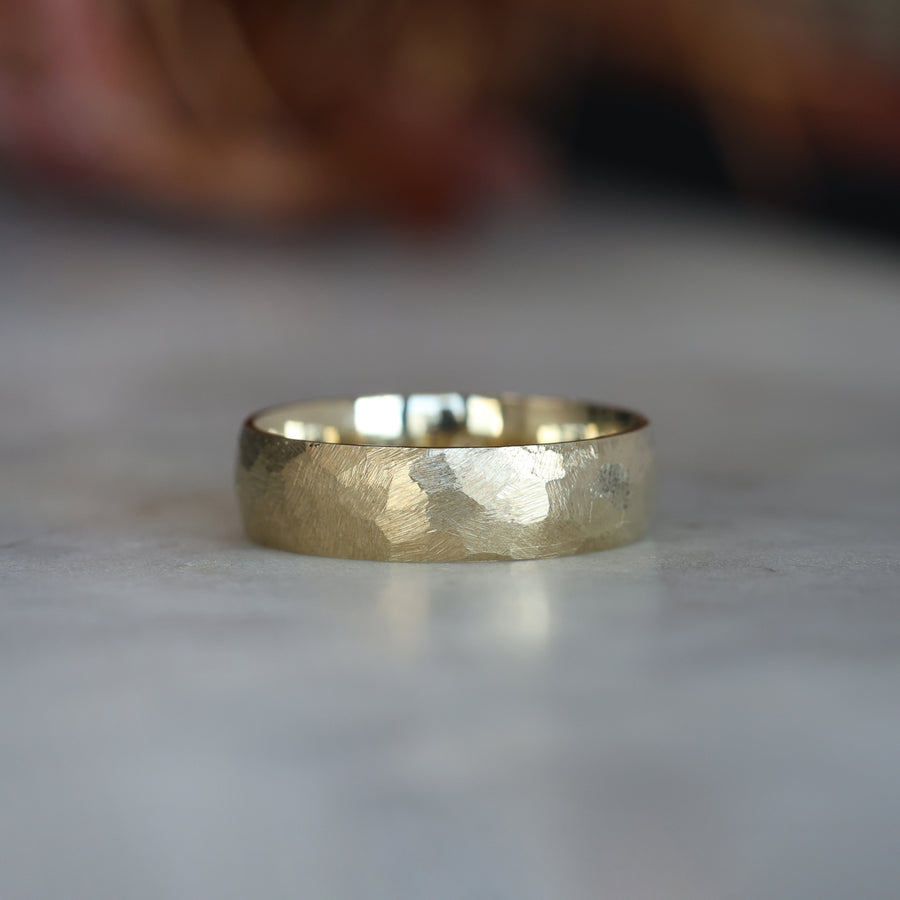SIGNATURE TEXTURED WEDDING BAND / HALF ROUND