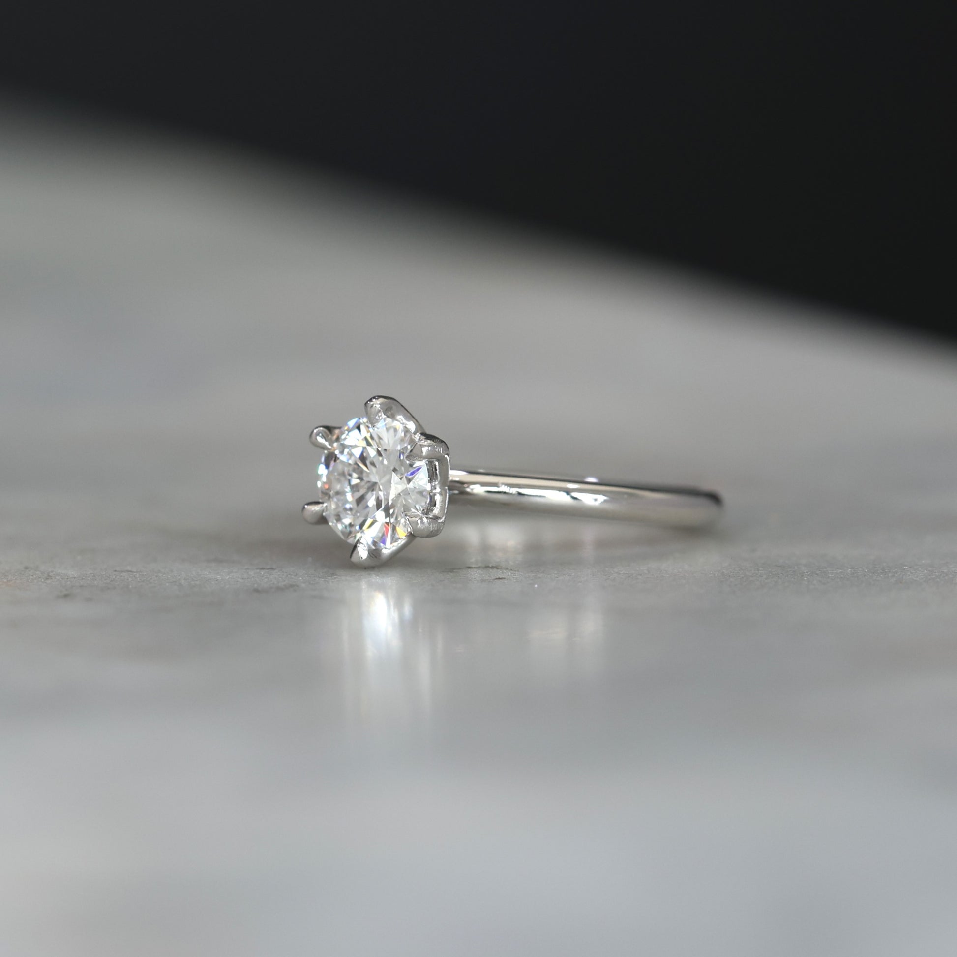 ROUND WHITE DIAMOND / LOTUS SOLITAIRE V