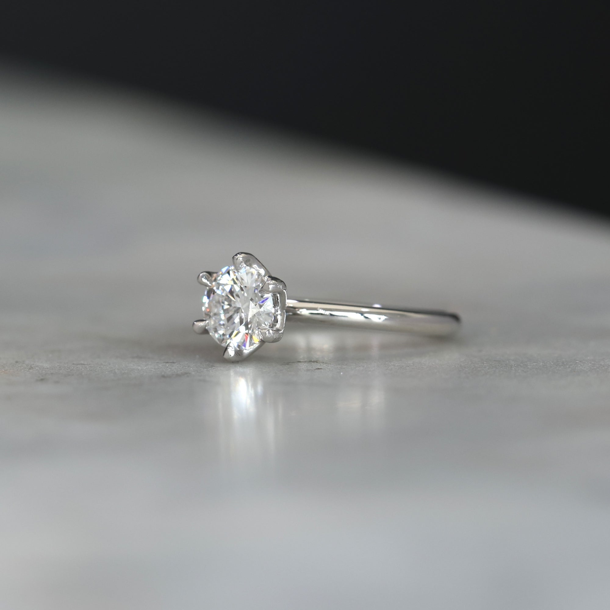 ROUND WHITE DIAMOND / LOTUS SOLITAIRE V