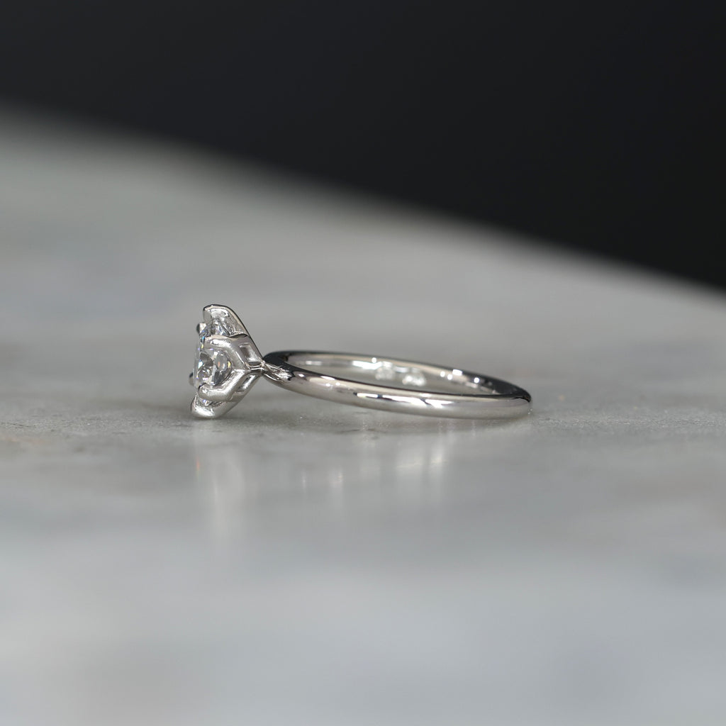 ROUND WHITE DIAMOND / LOTUS SOLITAIRE V