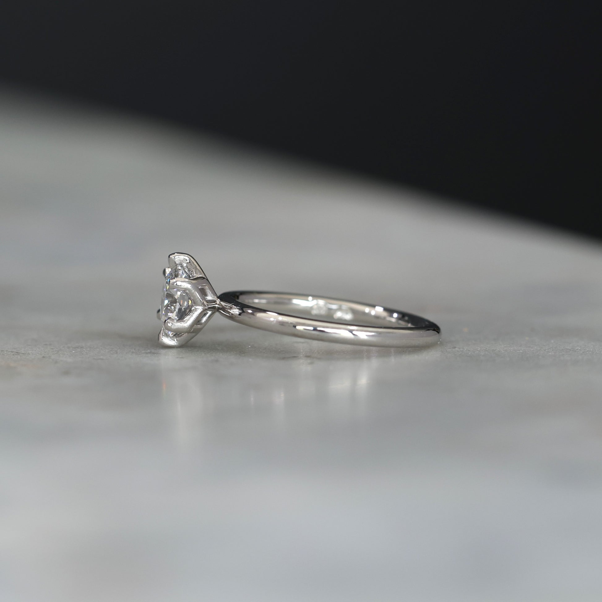 ROUND WHITE DIAMOND / LOTUS SOLITAIRE V