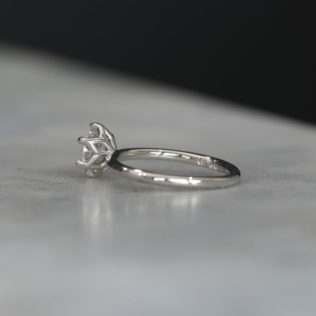 ROUND WHITE DIAMOND / LOTUS SOLITAIRE V