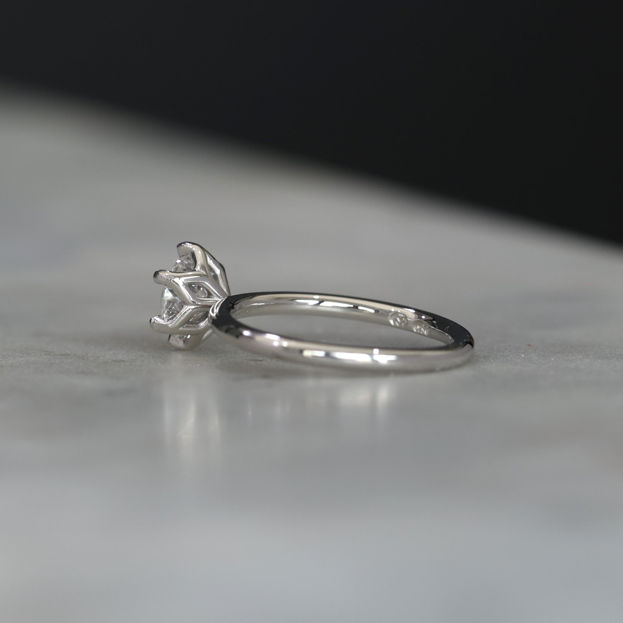 ROUND WHITE DIAMOND / LOTUS SOLITAIRE V