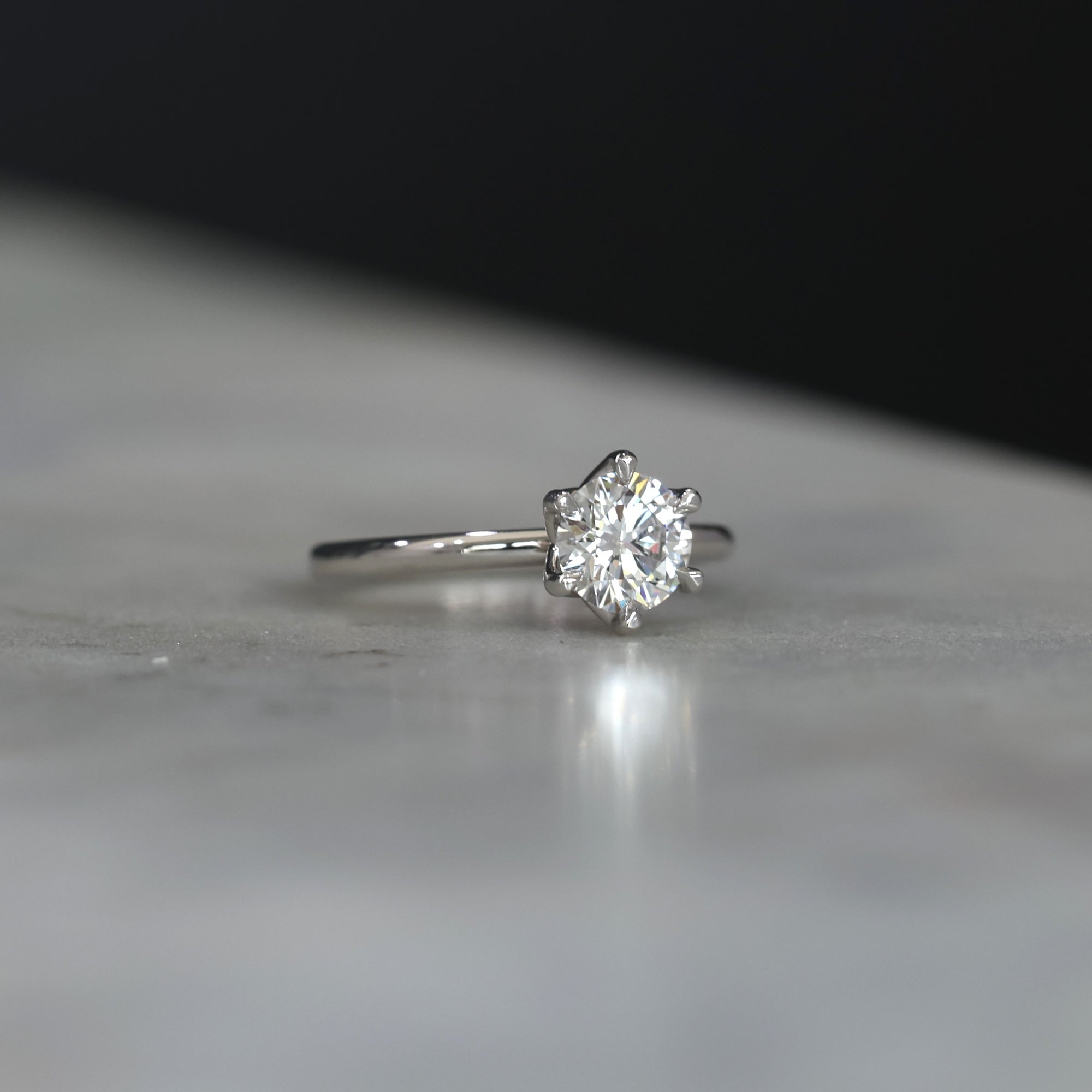 ROUND WHITE DIAMOND / LOTUS SOLITAIRE V