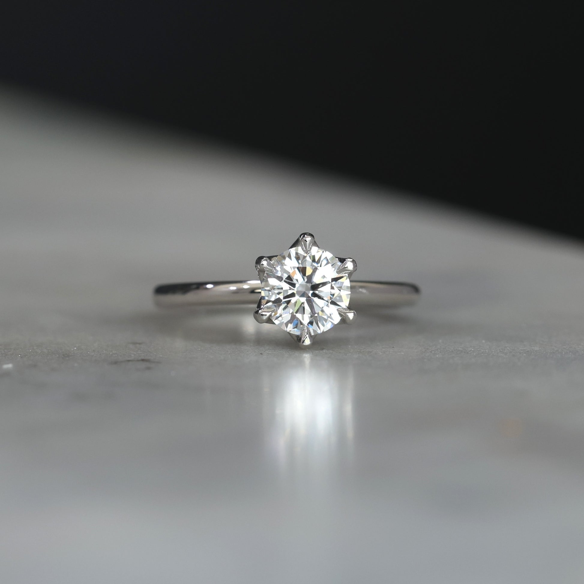 ROUND WHITE DIAMOND / LOTUS SOLITAIRE V