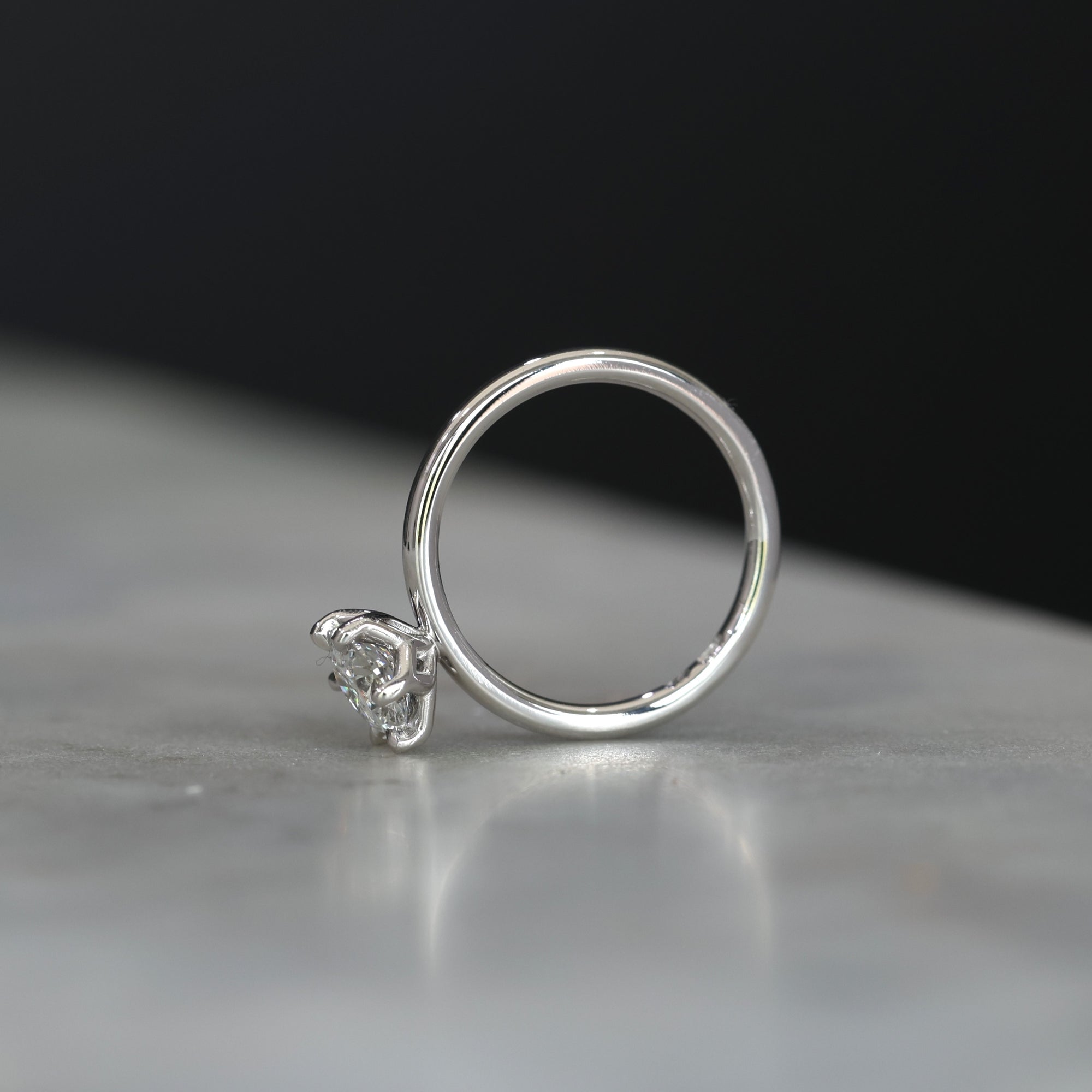 ROUND WHITE DIAMOND / LOTUS SOLITAIRE V