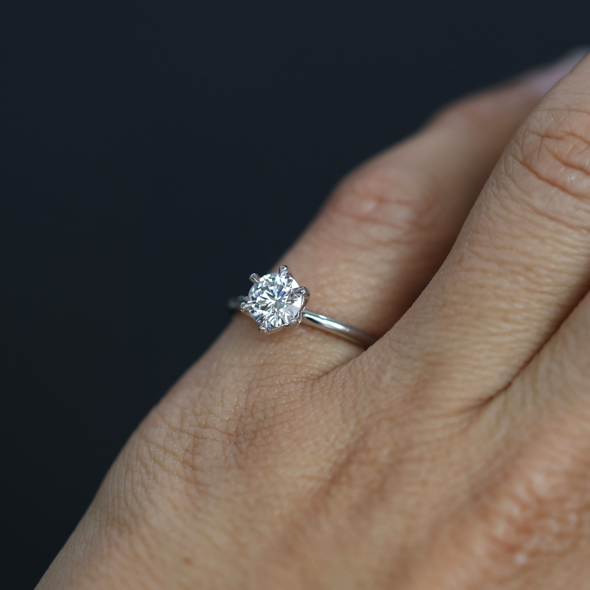 ROUND WHITE DIAMOND / LOTUS SOLITAIRE V