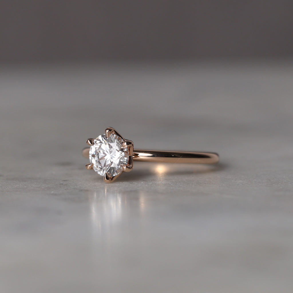 ROUND WHITE DIAMOND / LOTUS SOLITAIRE II