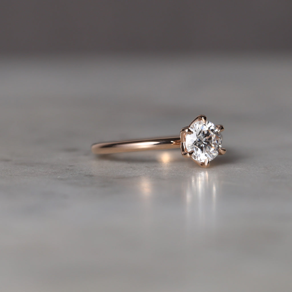 ROUND WHITE DIAMOND / LOTUS SOLITAIRE II