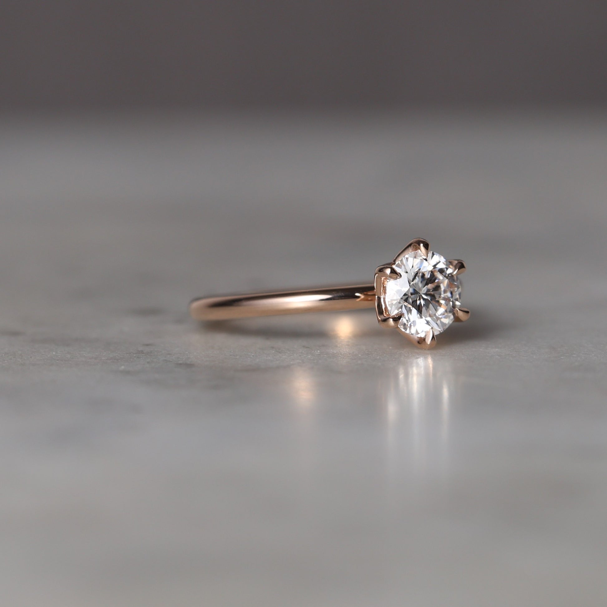 ROUND WHITE DIAMOND / LOTUS SOLITAIRE II