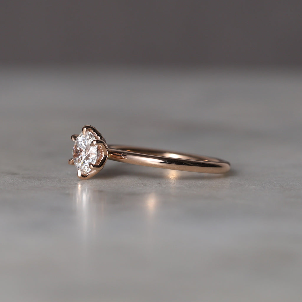 ROUND WHITE DIAMOND / LOTUS SOLITAIRE II