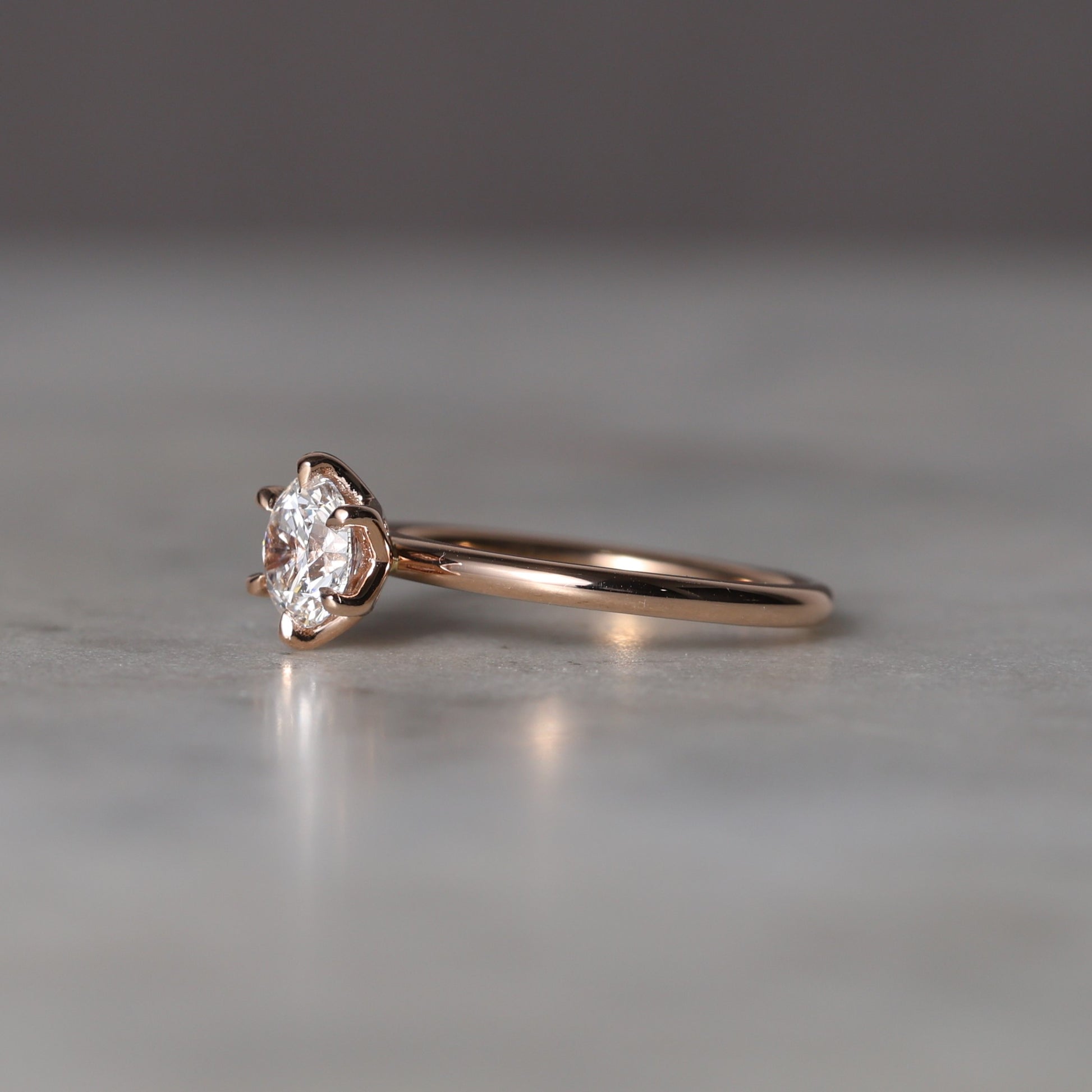 ROUND WHITE DIAMOND / LOTUS SOLITAIRE II