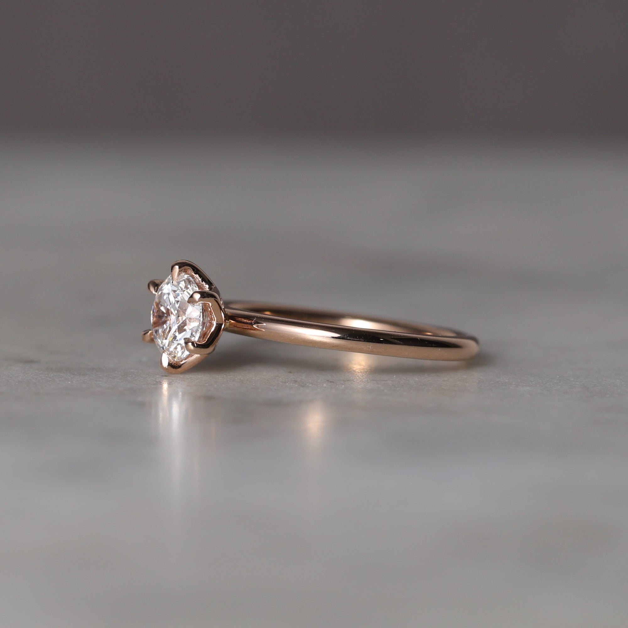 ROUND WHITE DIAMOND / LOTUS SOLITAIRE II