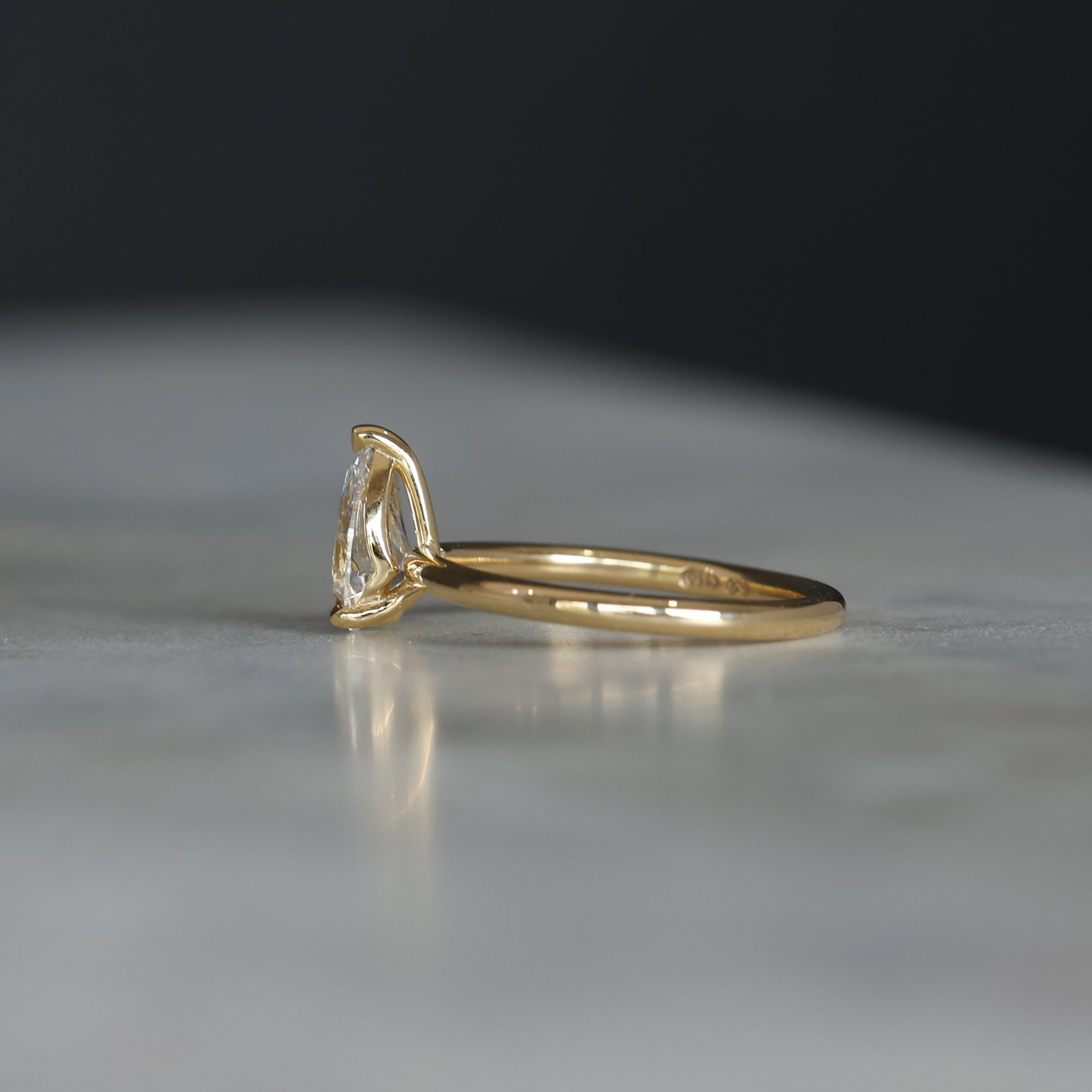 DUNE / 1.00ct PEAR CUT DIAMOND 3 CLAW SOLITAIRE